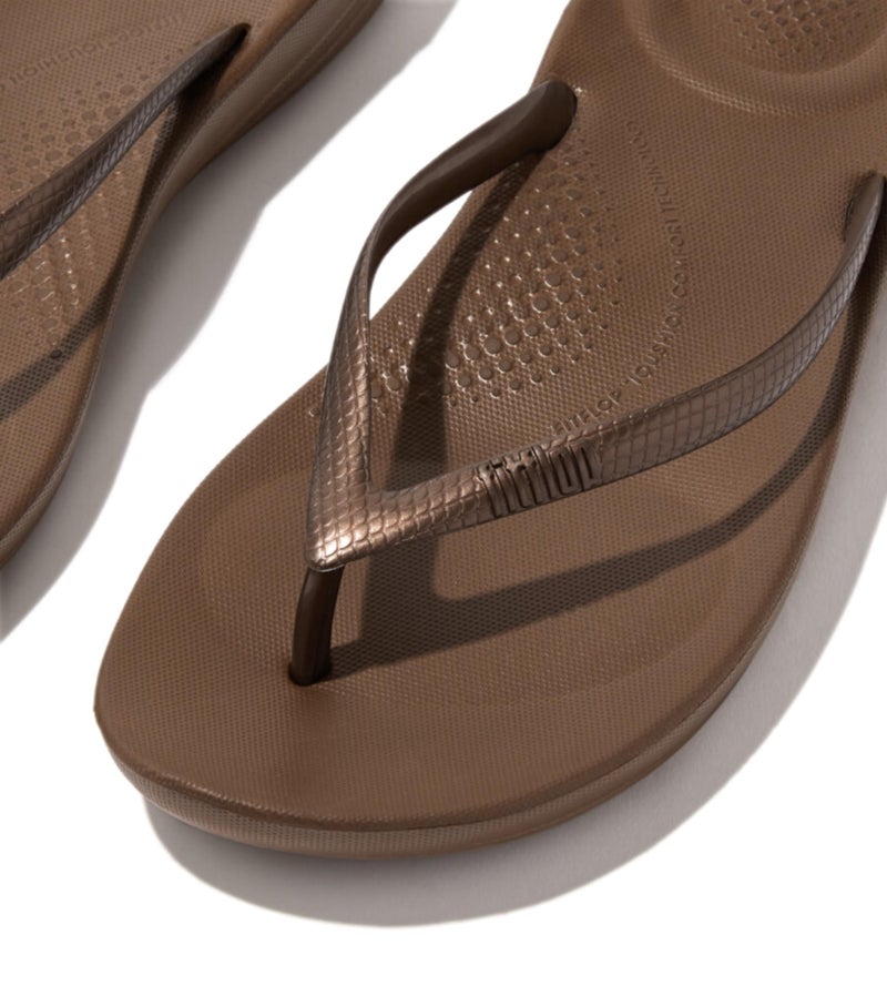 FitFlop صنادل فيت فلوب النسائية من iQushion المطاطية مع قاعدة قدم مخصصة للمشي، صنادل خفيفة الوزن بتصميم مريح مع دعم للقوس ووسائد لتخفيف تأثير القدم، برونزي، 8 أمريكي نسائي - Image 4